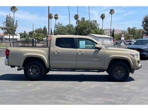 Used 2018 Toyota Tacoma SR5 RWD image 8