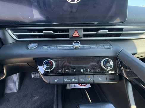 Used 2025 Hyundai Elantra SEL FWD image 13