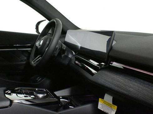 Used 2026 BMW 530i xDrive w/ M Sport Package image 34