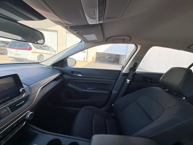Used 2025 Nissan Altima 2.5 SV FWD image 26