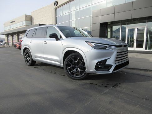 New 2025 Lexus TX 500h AWD image 10