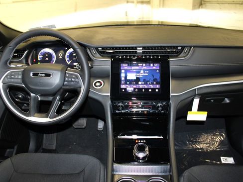 New 2025 Jeep Grand Cherokee Laredo X w/ Luxury Tech Group I image 9