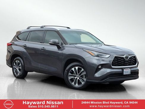 Used 2022 Toyota Highlander XLE FWD image 1