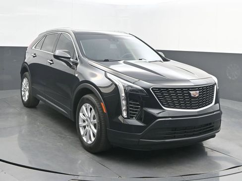 Used 2022 Cadillac XT4 Luxury w/ Cold Weather Package image 9
