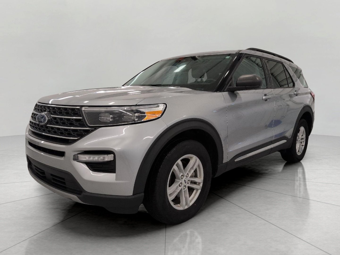 Used 2024 Ford Explorer XLT w/ Equipment Group 202A AWD/4WD image 13