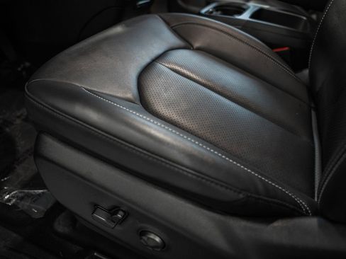 Used 2025 Chrysler Pacifica Select FWD image 40
