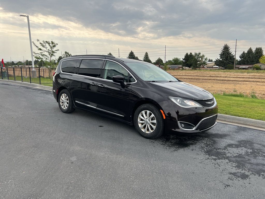 Used 2017 Chrysler Pacifica Touring-L FWD image 9