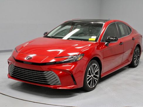 Used 2025 Toyota Camry XLE AWD/4WD image 8
