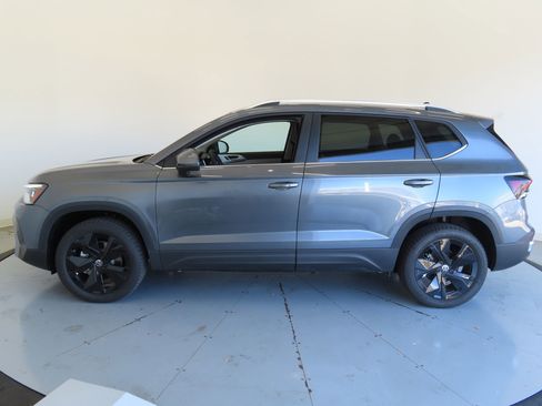 Used 2026 Volkswagen Taos SE FWD image 7