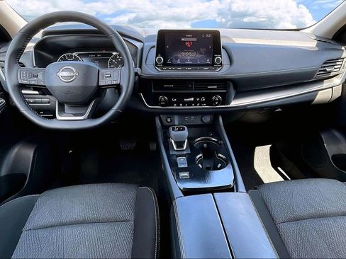 Used 2025 Nissan Rogue SV FWD image 9