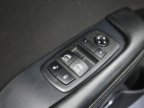 Used 2019 Dodge Challenger SXT image 27