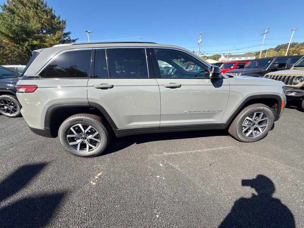 New 2027 Jeep Grand Cherokee Laredo X AWD/4WD image 6