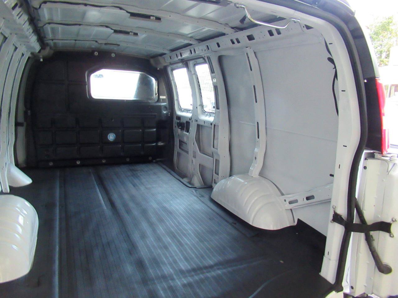 Used 2017 Chevrolet Express 2500 RWD image 16