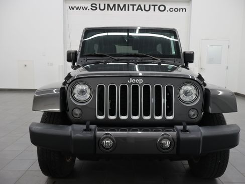 Used 2017 Jeep Wrangler Unlimited Sahara w/ Connectivity Group AWD/4WD image 17