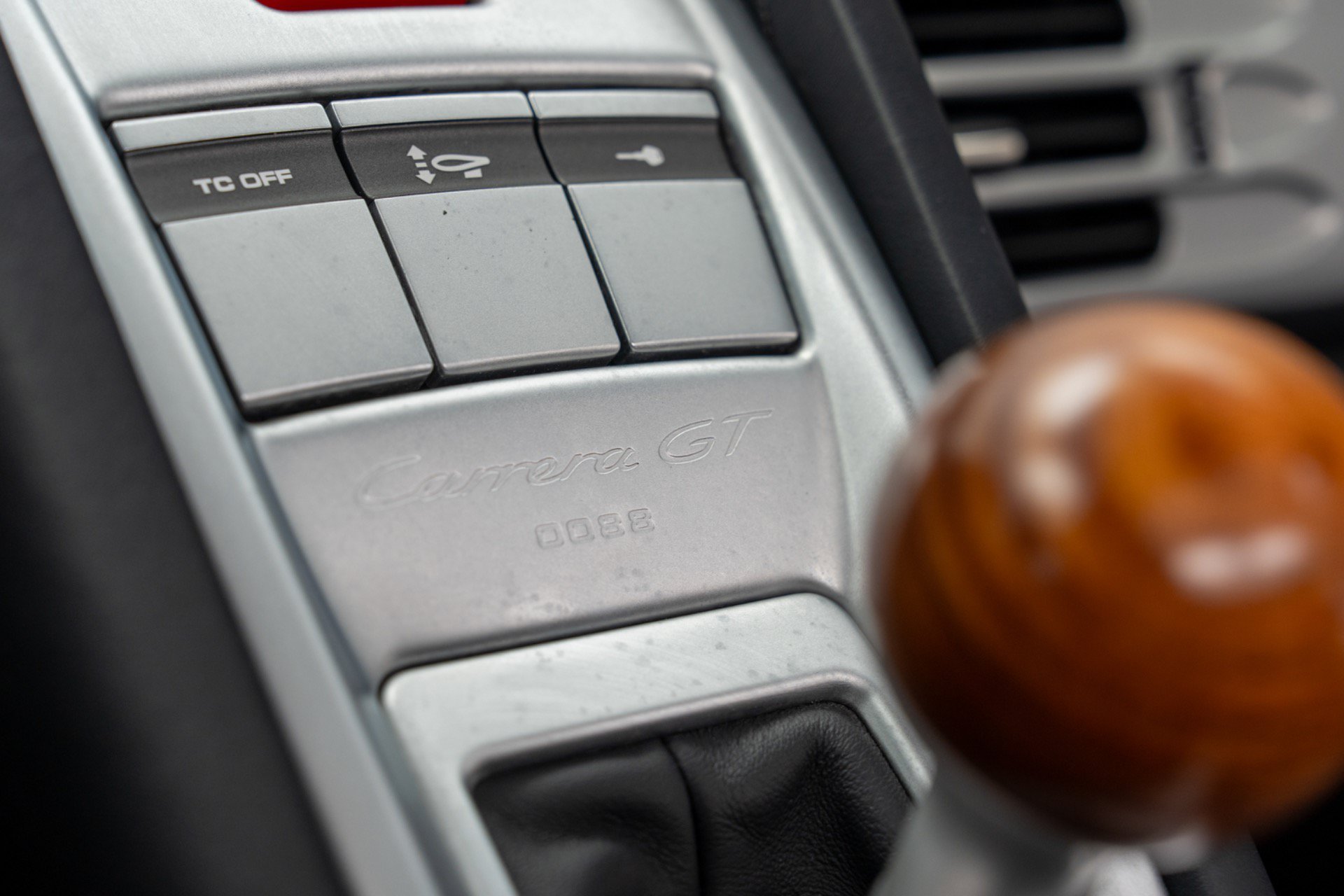 Used 2004 Porsche Carrera GT RWD image 28