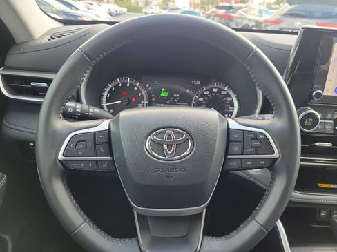 Used 2024 Toyota Highlander LE image 23