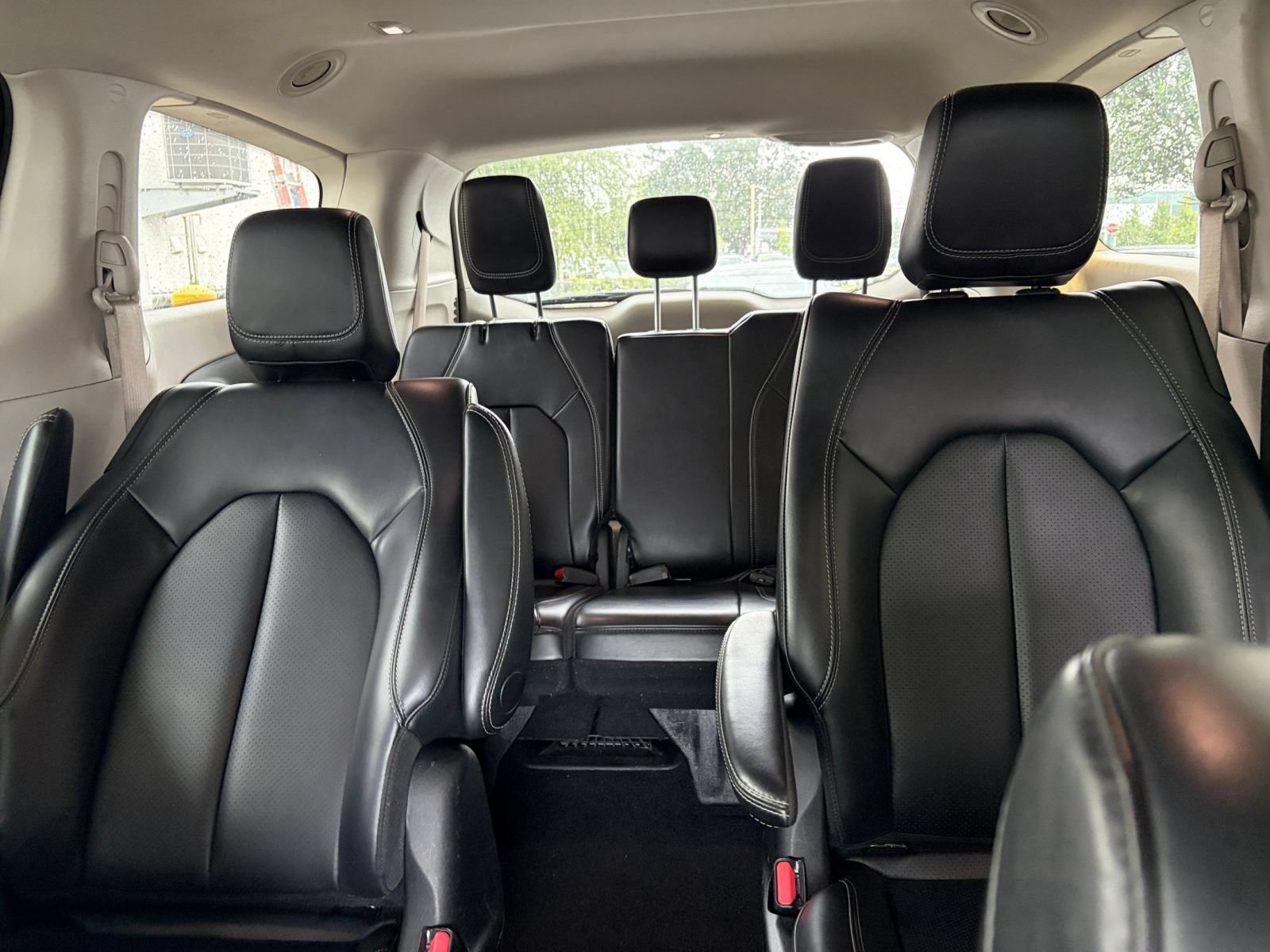 Used 2023 Chrysler Pacifica Touring-L FWD image 39