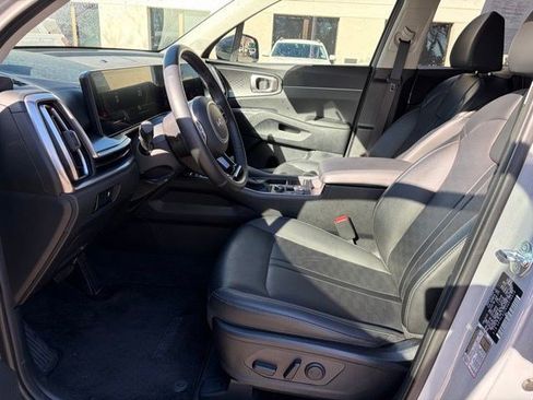 Used 2025 Kia Sorento S image 15