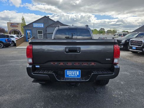 Used 2017 Toyota Tacoma TRD Off-Road w/ Premium & Technology Package AWD/4WD image 6