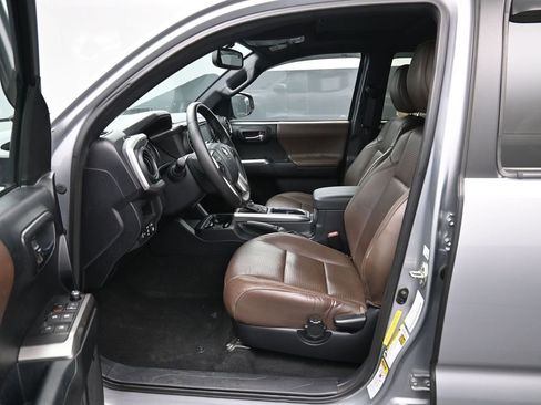 Used 2017 Toyota Tacoma Limited w/ Tow Package image 11