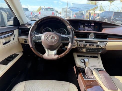 Used 2016 Lexus ES 350 w/ Luxury Package w/Wood Trim FWD image 17