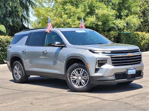 Used 2024 Chevrolet Traverse LT image 2