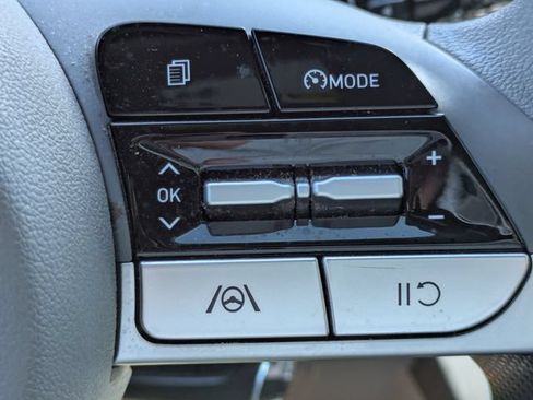 Used 2022 Hyundai Elantra SE FWD image 23