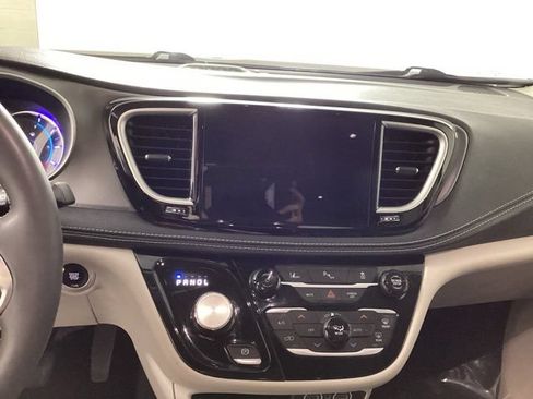 Used 2023 Chrysler Pacifica Touring-L FWD image 15
