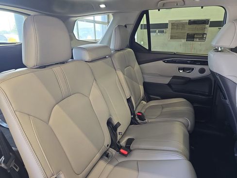 Used 2025 Honda Pilot Touring image 12