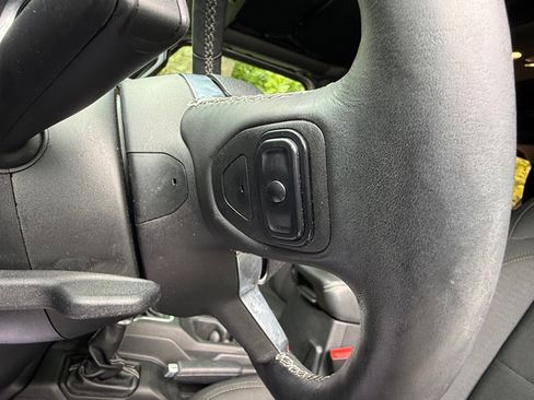Used 2019 Jeep Wrangler Unlimited Sahara AWD/4WD image 13