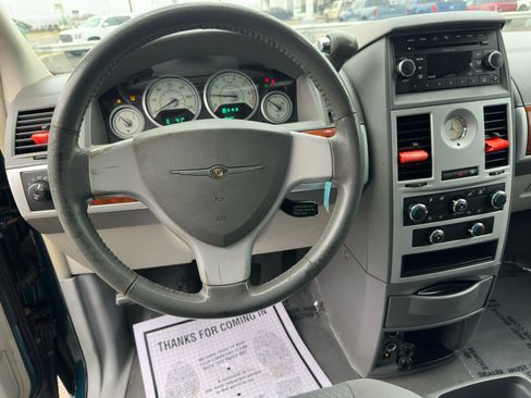 Used 2009 Chrysler Town & Country Touring image 26