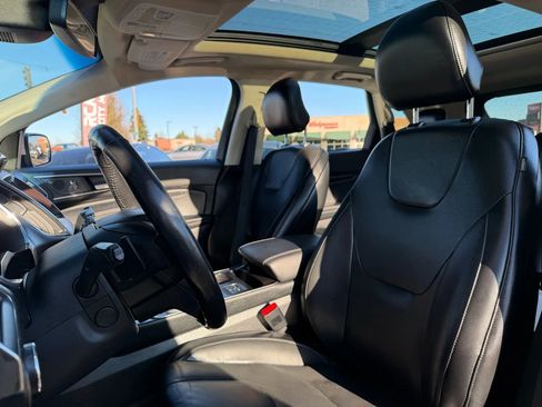 Used 2019 Ford Edge Titanium w/ Equipment Group 301A AWD/4WD image 18