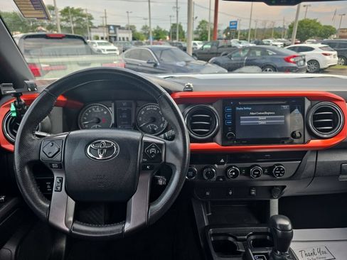 Used 2017 Toyota Tacoma SR5 AWD/4WD image 11