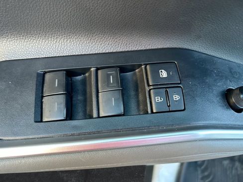 Used 2023 Toyota Highlander XLE AWD/4WD image 13
