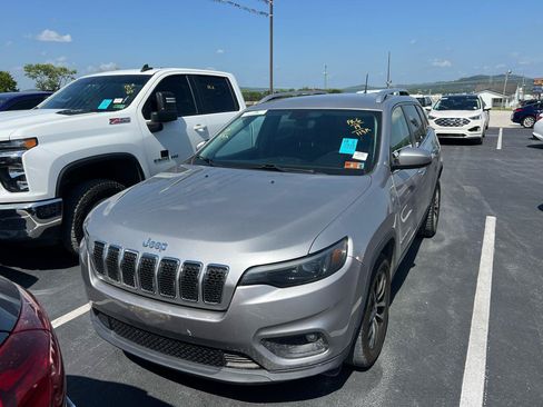 Used 2019 Jeep Cherokee Latitude Plus w/ Comfort/Convenience Group FWD image 2