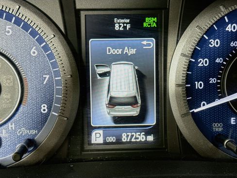 Used 2020 Toyota Sienna XLE w/ XLE Navigation Package FWD image 16