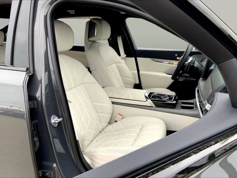 Certified 2025 BMW 760i xDrive w/ Executive Package AWD/4WD image 8