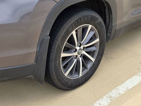 Used 2019 Toyota Highlander XLE AWD/4WD image 11