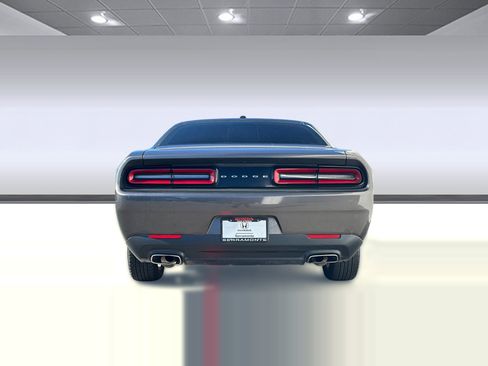 Used 2016 Dodge Challenger SXT image 9