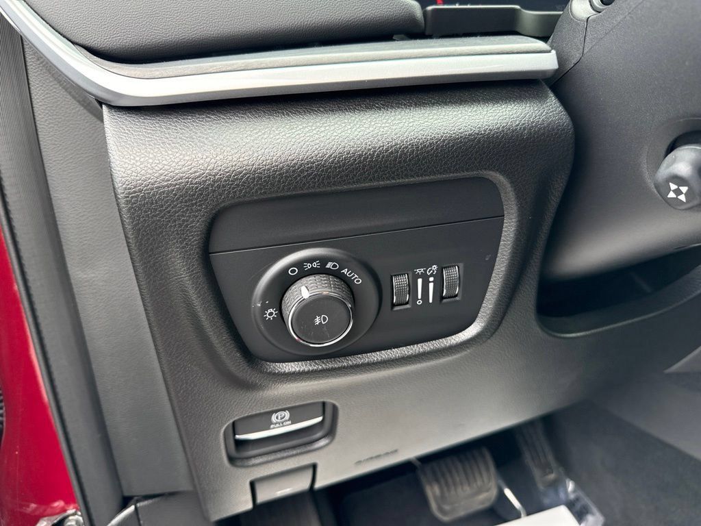 Used 2025 Jeep Grand Cherokee Limited w/ Luxury Tech Group II AWD/4WD image 31