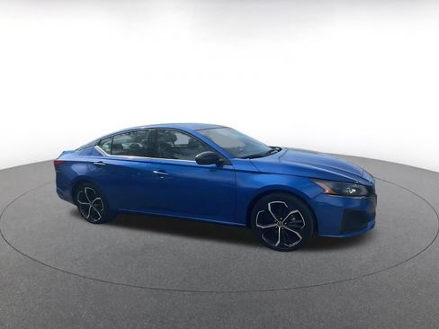 Used 2025 Nissan Altima 2.5 SR image 2