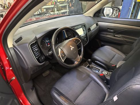Used 2015 Mitsubishi Outlander SE image 4