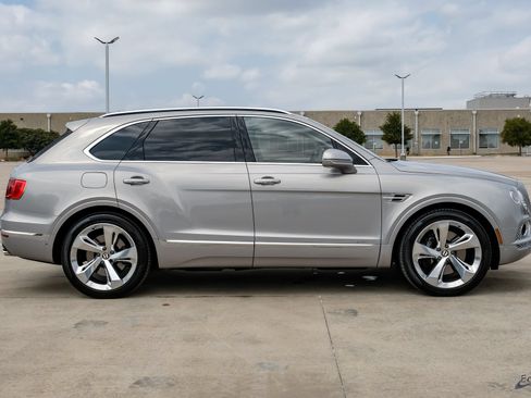 Used 2020 Bentley Bentayga Plug-In Hybrid AWD/4WD image 17