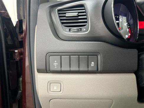 Used 2016 Kia Sedona LX image 17