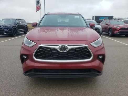 New 2026 Toyota Highlander XLE image 2