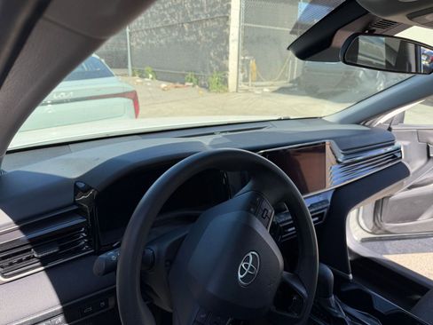 Used 2025 Toyota Camry LE image 31