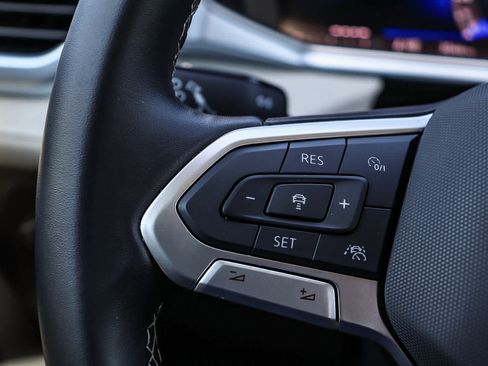 New 2025 Volkswagen Taos SE FWD image 23