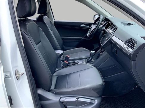 Used 2018 Volkswagen Tiguan SE w/ Panoramic Sunroof Package FWD image 9