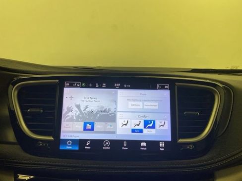 Used 2023 Chrysler Pacifica Touring-L FWD image 11