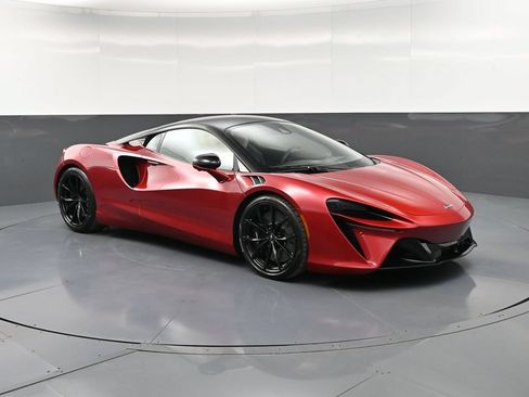 Used 2024 McLaren Artura RWD image 10